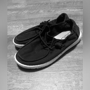 Like new size 7 hey dudes